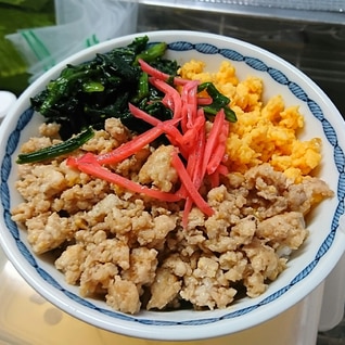 我が家の定番！鶏そぼろとほうれん草の3色丼！